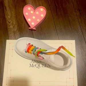 These stylish sneakers that you need in that are a must have in your closet !!